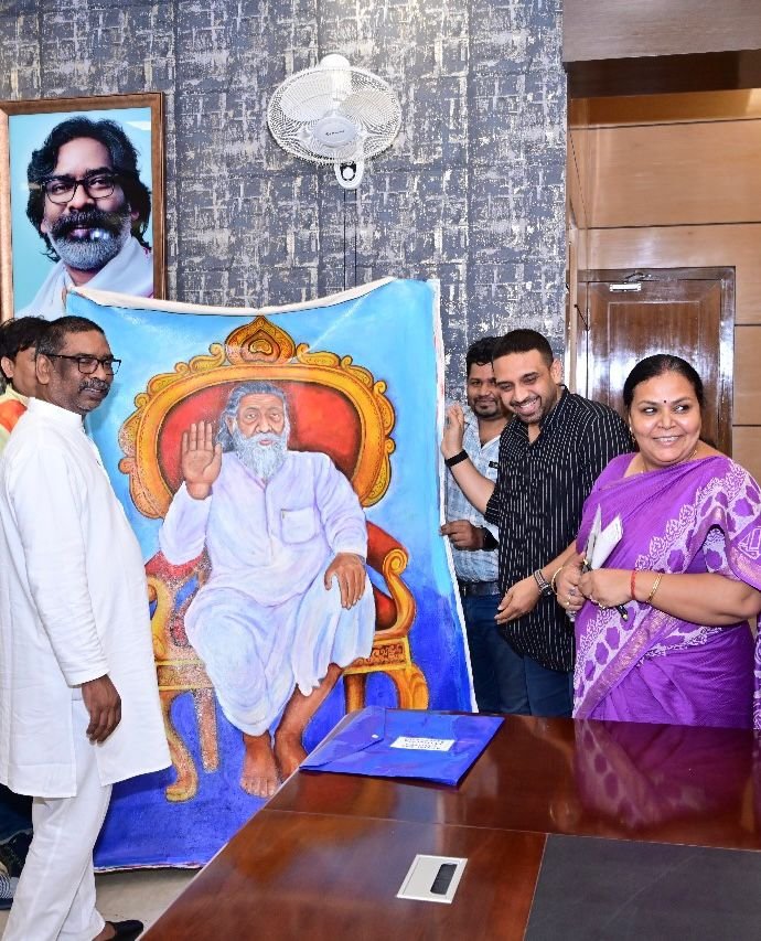 जमशेदपुर के कलाकार अर्जुन दास ने दिशोम गुरु शिबू सोरेन की पेंटिंग मुख्यमंत्री को भेंट की