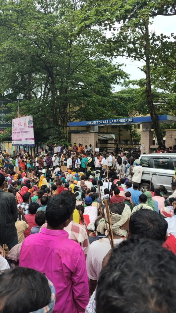 ग्रामीणों ने मंगलवार को जिला उपायुक्त कार्यालय के समक्ष प्रदर्शन किया