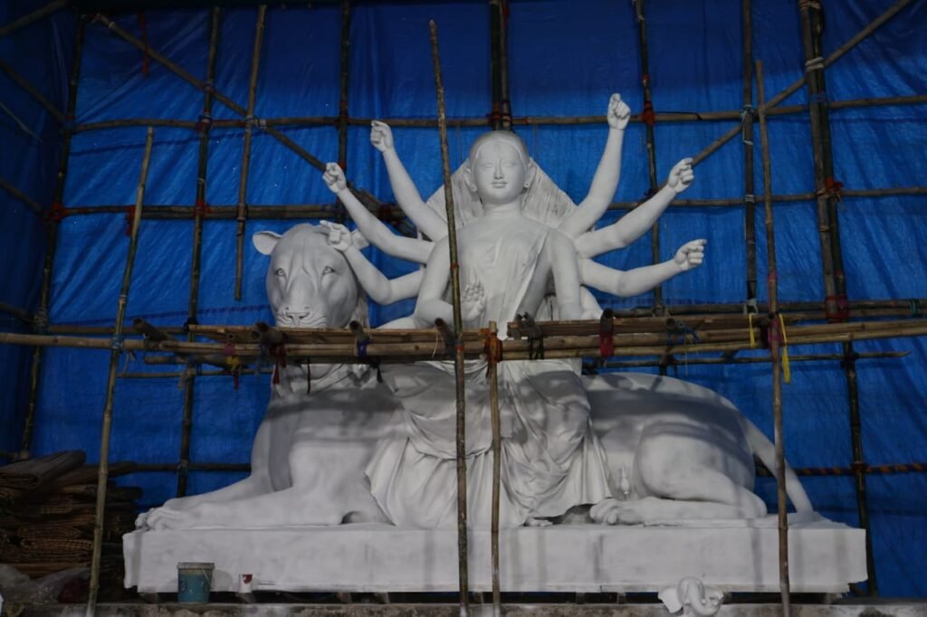 जमशेदपुर में दुर्गा पूजा की धूम, टुइलाडूंगरी में 18 फीट लंबे शेर पर सवार होंगी मां दुर्गा Jamshedpur