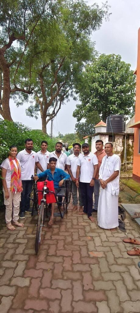 महालया पर लक्ष्य फाउंडेशन का सराहनीय कदम, दिव्यांग शिबू गिरी को भेंट की ट्राइसाइकिल