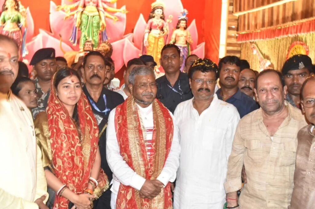 Jamshedpur News : ठाकुर प्यारा सिंह धुरंधर सिंह दुर्गा पूजा महोत्सव का हुआ भव्य शुभारंभ Jamshedpur News