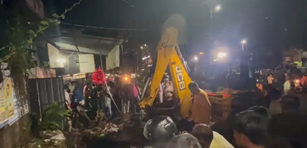 गिरिडीह में बारिश के बाद नाले में बहा बच्चा, खोज अभियान जारी Giridih