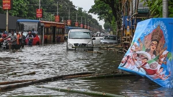Kolkata News : कोलकाता में मूसलाधार बारिश के बीच करंट से 5 लोगों की मौत