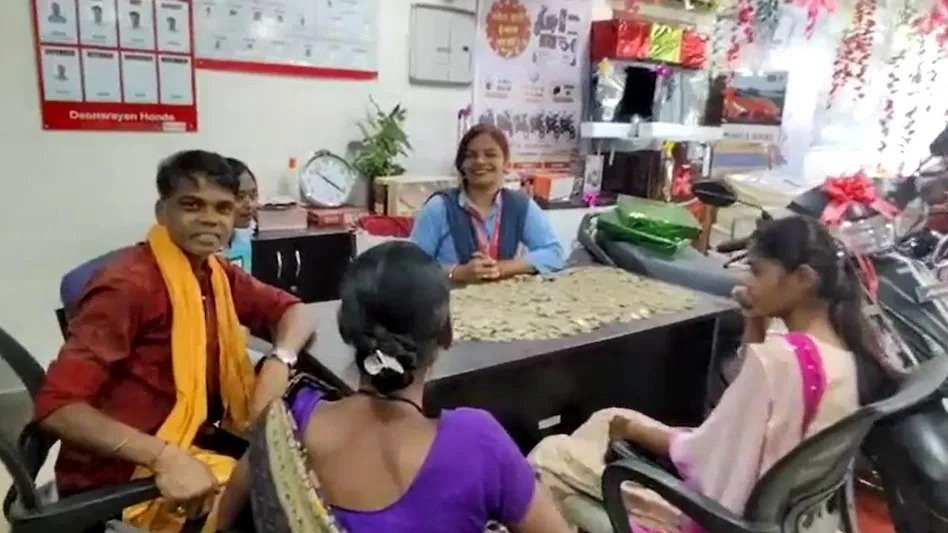 Chhattisgarh News : जशपुर के किसान ने 40 हजार रुपये के सिक्कों से खरीदी बहन के लिए स्कूटी, वीडियो हुआ वायरल