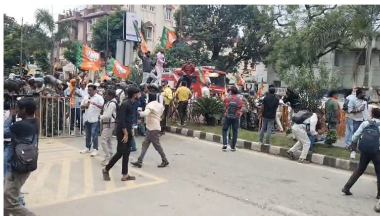 Paper Leak Protest : राजधानी रांची में छात्रों के मुद्दे पर सियासी संग्राम हुआ हिंसक, भाजपा-कांग्रेस कार्यकर्ताओं के बीच पथराव से मचा हड़कंप