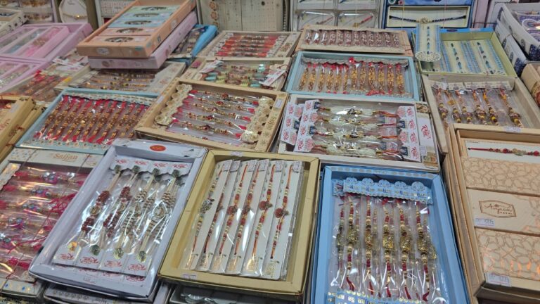 Jamshedpur News : जमशेदपुर में रक्षाबंधन की रौनक, बाजारों में सजीं रंग-बिरंगी राखियां; नए डिजाइन ने बढ़ाया बहनों का उत्साह