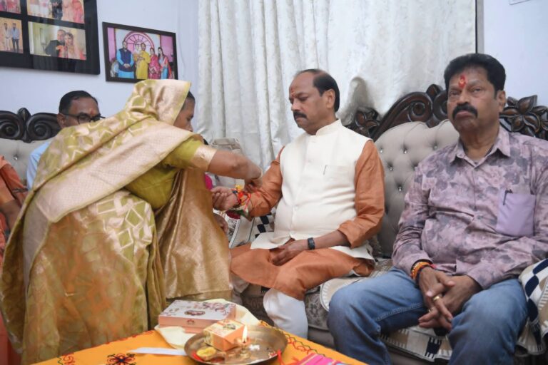 Jamshedpur Raksha Bandhan : जमशेदपुर में रक्षाबंधन पर दिखा भाई-बहन के प्रेम का भावुक नजारा, पूर्व सीएम रघुवर दास ने बहनों से बंधवाई राखी