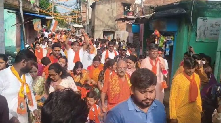 Dhanbad News : बराकर में पहली बार निकली 301 नन्हे कांवरियों की भव्य यात्रा, हर-हर महादेव के जयघोष से गूंजा शहर