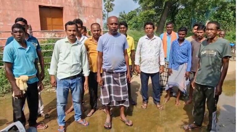 Jamshedpur News : सड़क खराब, जनता परेशान: पोटका के पोड़ाडीहा पंचायत में तीन साल से बदहाल सड़क बनी मुसीबत, ग्रामीणों में आक्रोश