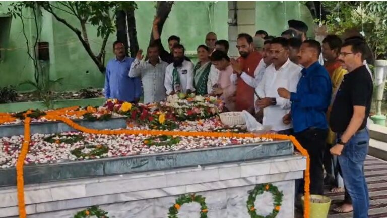 Martyr Nirmal Mahto Martyrdom Day : जमशेदपुर के उलियान में उमड़ा जनसैलाब, प्रतिमा और समाधि स्थल पर दी गई भावभीनी श्रद्धांजलि
