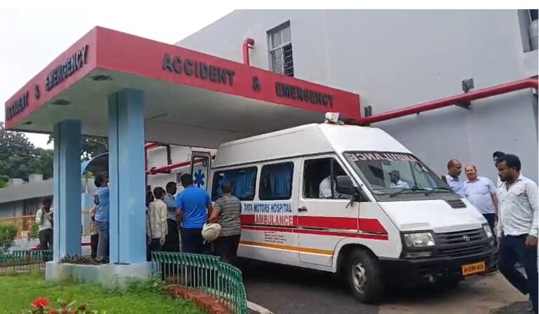 Jamshedpur road accident : तेज रफ्तार स्कूल बस ने तीन लोगों को रौंदा, 6 वर्षीय बच्ची की मौत, आक्रोशित लोगों ने किया सड़क जाम