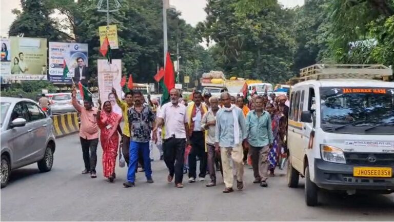 Jamshedpur News : जमशेदपुर में आंदोलनकारियों का प्रदर्शन, सम्मान पत्र देने की मांग को लेकर उपायुक्त कार्यालय का घेराव