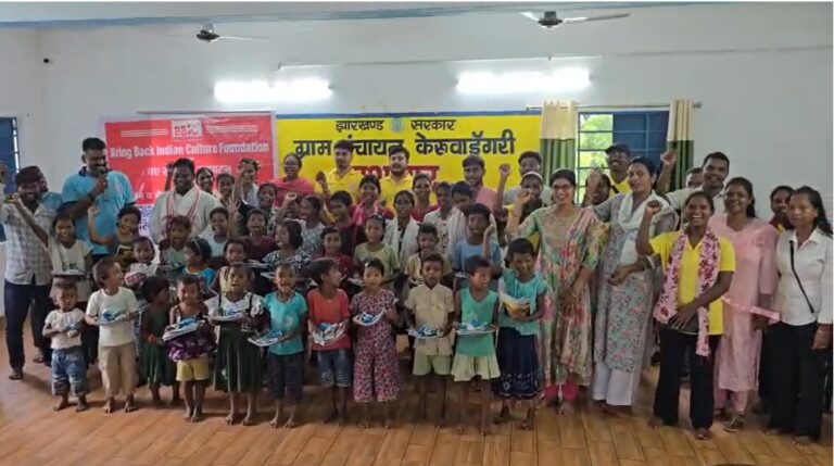 Jamshedpur News : जमशेदपुर में ग्रामीण बच्चों के बीच शैक्षणिक सामग्री का वितरण, नए शिक्षा सेंटर का हुआ उद्घाटन