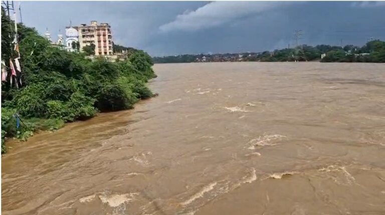 Jamshedpur Weather News : जमशेदपुर समेत पूरे कोल्हान में झमाझम बारिश, जनजीवन प्रभावित, नदियों का जलस्तर बढ़ा