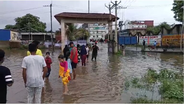 Jamshedpur News: जमशेदपुर में भारी बारिश का कहर: कपाली-मानगो के दाई घुटू में घरों में घुसा पानी, राहत की मांग तेज