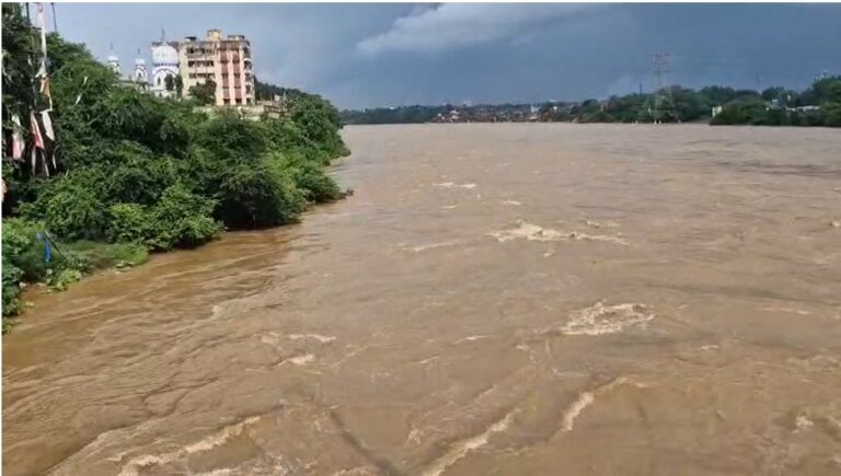 Jamshedpur News : जमशेदपुर में बाढ़ का खतरा: खरकई और स्वर्णरेखा नदी खतरे के निशान से ऊपर, जिला प्रशासन हाई अलर्ट पर