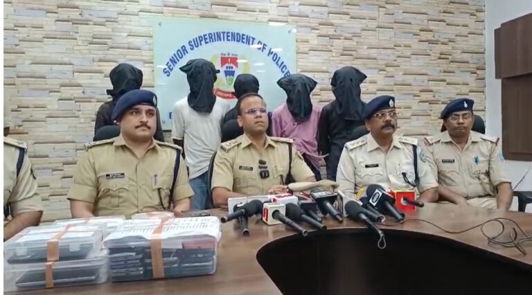Jamshedpur News : जमशेदपुर में गोल्डन ज्वेलर्स से लाखों की चोरी, सीसीटीवी में कैद हुआ चोर