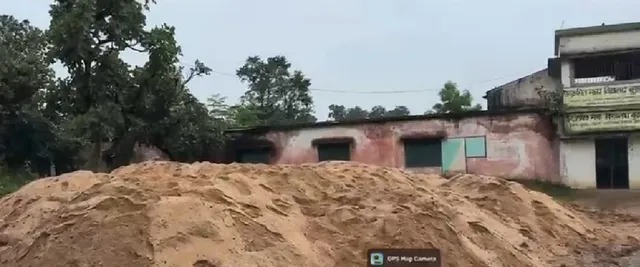 Seraikela-Kharsawan News : सरायकेला में बेखौफ बालू माफिया: सरकारी स्कूल बना अवैध बालू डंपिंग का अड्डा, रातभर दौड़ रहे ट्रैक्टर और हाइवा