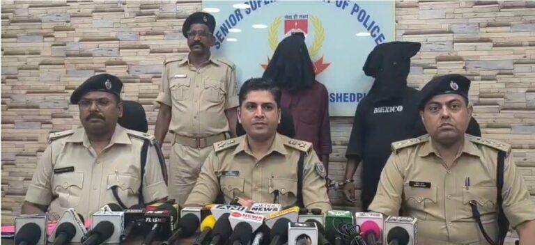 Jamshedpur News : जमशेदपुर में गोल्डेन ज्वेलरी दुकान चोरी का खुलासा, दो आरोपी गिरफ्तार; डेढ़ किलो चांदी समेत चोरी का सामान बरामद