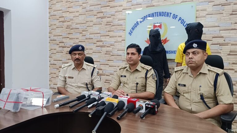 Jamshedpur News : जुगसलाई में हत्या की कथित साजिश का खुलासा, दो गिरफ्तार; देसी कट्टा और धारदार हथियार बरामद