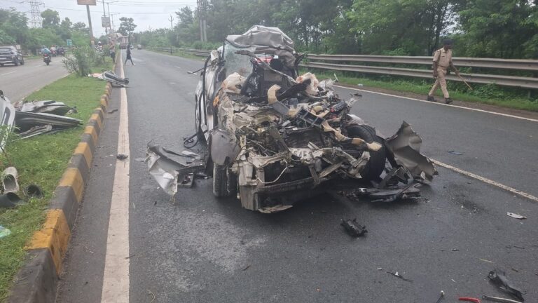 Jamshedpur Marine Drive Accident : मरीन ड्राइव पर कार-ट्रक टक्कर में चार युवाओं की मौत, मंत्री दीपिका पांडेय सिंह की बेटी भी शामिल