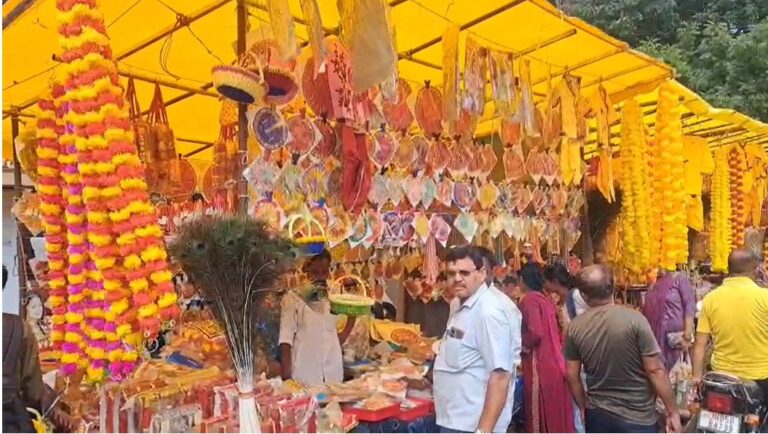 Jamshedpur News : जमशेदपुर में श्रीकृष्ण जन्माष्टमी की धूम, बाजारों में लड्डू गोपाल की पोशाक, मुकुट और बांसुरी की बढ़ी मांग