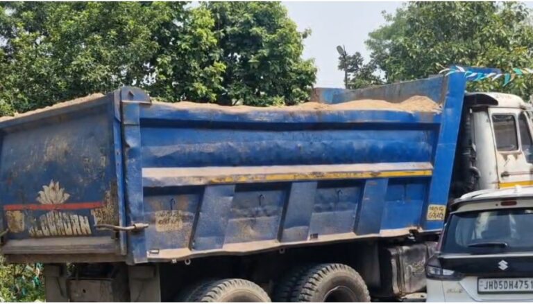 Jamshedpur News : जमशेदपुर में अवैध बालू परिवहन के खिलाफ बड़ी कार्रवाई, 500 CFT बालू लदा हाइवा जब्त