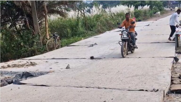 Jamshedpur Road Construction News : कुलडीहा-राखामाइंस सड़क निर्माण पर कांग्रेस नेताओं ने उठाए सवाल, ठेकेदार को ब्लैकलिस्ट करने की मांग