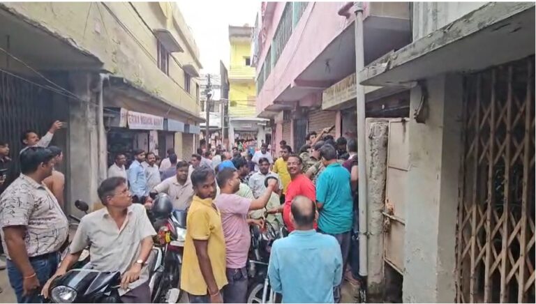 Giridih News : गिरिडीह में बाइक चोरी मामले में नया मोड़, CCTV में दिखा संदिग्ध गली में मिला तो लोगों ने पकड़ा