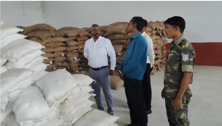 Giridih News : जमुआ खाद्य गोदाम में एसडीएम का औचक निरीक्षण, स्टॉक और रिकॉर्ड की जांच