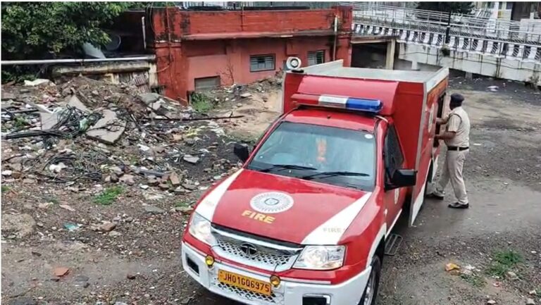 Koderma News : कोडरमा जंक्शन पर पैसेंजर ट्रेन की आखिरी बोगी में आग, यात्रियों में मची अफरा-तफरी