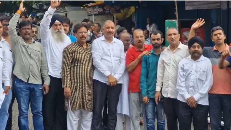 Jamshepur News : गोलमुरी में चोरी और लूट के विरोध में बंद रहा बाजार, सड़क पर उतरे दुकानदार; सुरक्षा व्यवस्था पर उठे सवाल