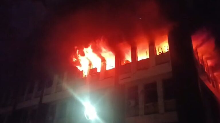 Jamshedpur News : बिष्टुपुर स्थित LIC भवन में भीषण आग, तीन घंटे की मशक्कत के बाद पाया गया काबू
