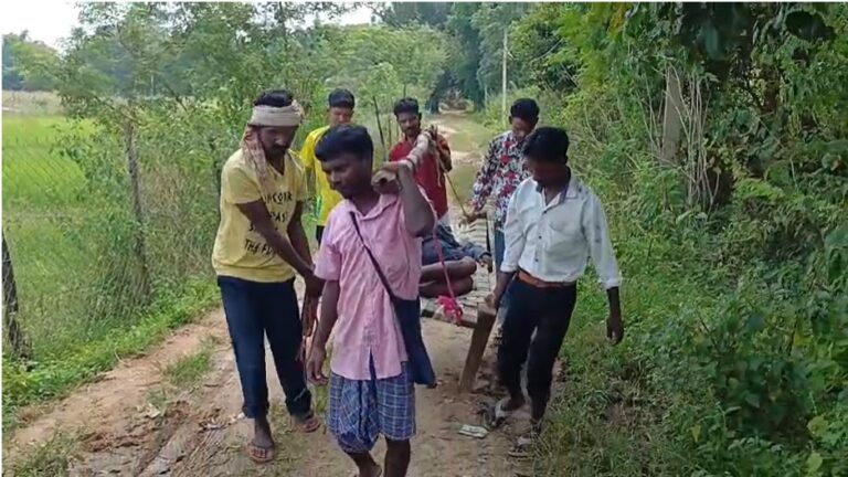 Latehar News : सड़क-पुल नहीं, खटिया बनी एंबुलेंस: 5 KM तक मरीज को ढोकर ग्रामीणों ने पार की दो नदियां