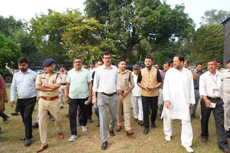 Jamshedpur News : जमशेदपुर में दुर्गा पूजा पंडालों का डीसी और एसएसपी ने किया निरीक्षण, सुरक्षा व्यवस्था दुरुस्त रखने के निर्देश