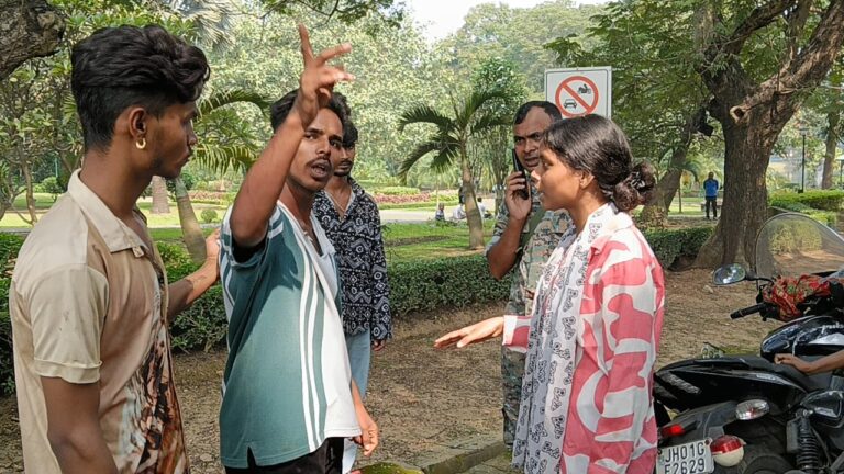 Jamshedpur News : जमशेदपुर में जुबिली पार्क के पास युवक-युवती के बीच हाईवोल्टेज ड्रामा, मोबाइल चोरी और ब्लैकमेलिंग के आरोप; पुलिस ने आरोपी को हिरासत में लिया