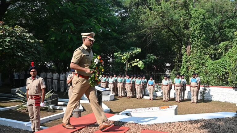 Jamshepur News : जमशेदपुर पुलिस केंद्र में पुलिस स्मृति दिवस पर शहीद जवानों को भावपूर्ण श्रद्धांजलि, परिजनों को किया गया सम्मानित
