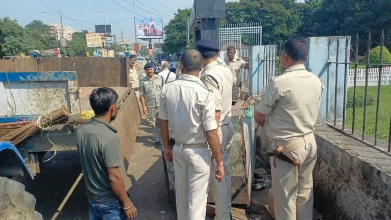 Adityapur ‘Khau Gali’ Murder Case : आदित्यपुर में हत्या के बाद प्रशासन का एक्शन, ‘खाऊ गली’ से अवैध अतिक्रमण हटाया गया