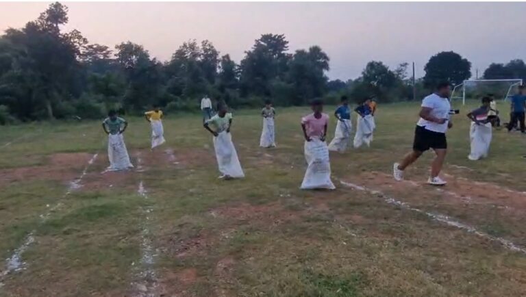 Jamshedpur News : खेल के जरिए नशामुक्ति का संदेश: तलसा गांव में ग्रामीणों को दिलाई नशे से दूर रहने की शपथ