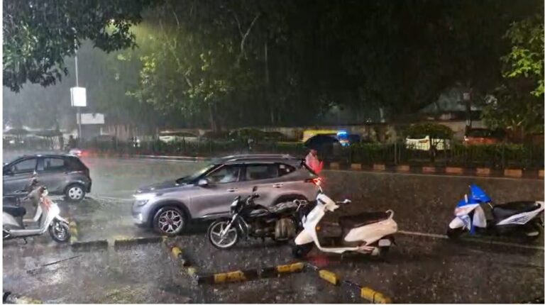 Jamshedpur Weather Update : जमशेदपुर में जमकर हो रही बारिश, गरज और वज्रपात का अलर्ट; मौसम ने दी गर्मी से राहत