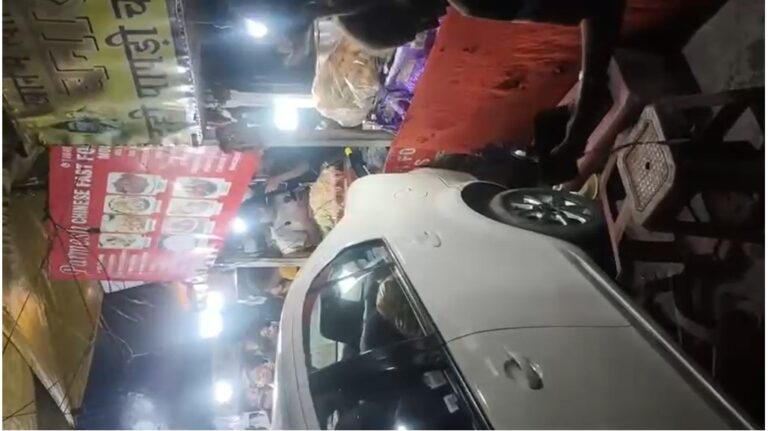 Jamshedpur News : जमशेदपुर में बड़ा हादसा टला: जुबली पार्क के पास तेज रफ्तार कार फास्ट फूड दुकान में घुसी, ग्राहक बाल-बाल बचे