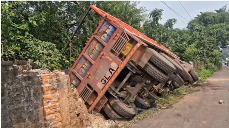 Jamshepur News : जमशेदपुर के पोटका में तेज रफ्तार ट्रक पलटा, चालक को लगी हल्की चोट