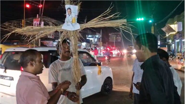 Jamshedpur News : पोटका विधायक संजीव सरदार के खिलाफ आदिवासी हो एकता मंच का प्रदर्शन, करंडीह चौक पर पुतला दहन कर कार्रवाई की मांग