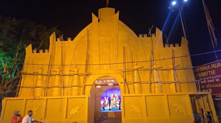 Jamshedpur News : जमशेदपुर के खासमहल और रानीकुदर में सजे भव्य दुर्गा पूजा पंडाल, श्रद्धालुओं की उमड़ी भीड़