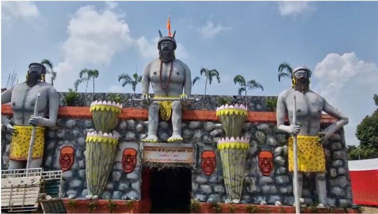 Jamshedpur News : जमशेदपुर के हाता में जनजातीय सरदार की थीम पर बना आकर्षक दुर्गा पूजा पंडाल