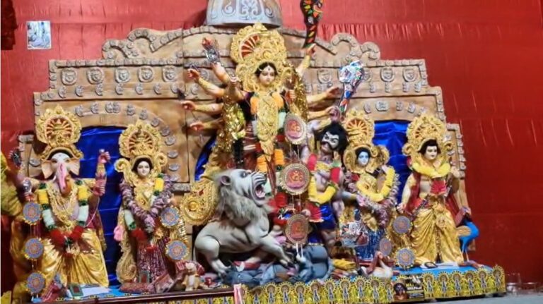 Jamshedpur News : जादूगोड़ा में बना अनोखा इको-फ्रेंडली दुर्गा पूजा पंडाल, मिट्टी और बांस से दिखी बंगाल की टेराकोटा कला की झलक