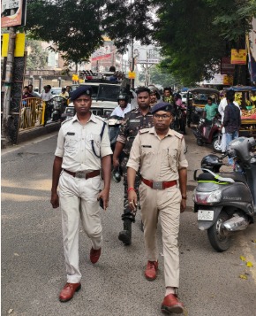 Jamshedpur News : जमशेदपुर में दुर्गा पूजा को लेकर पुलिस अलर्ट, मानगो गोलचक्कर से गांधी मैदान तक हुई फुट पेट्रोलिंग