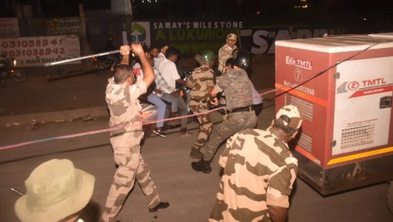 Jamshedpur News : मानगो पुल पर ओवरटेक को लेकर दो पूजा कमेटियों में भिड़ंत, पुलिस ने किया लाठीचार्ज