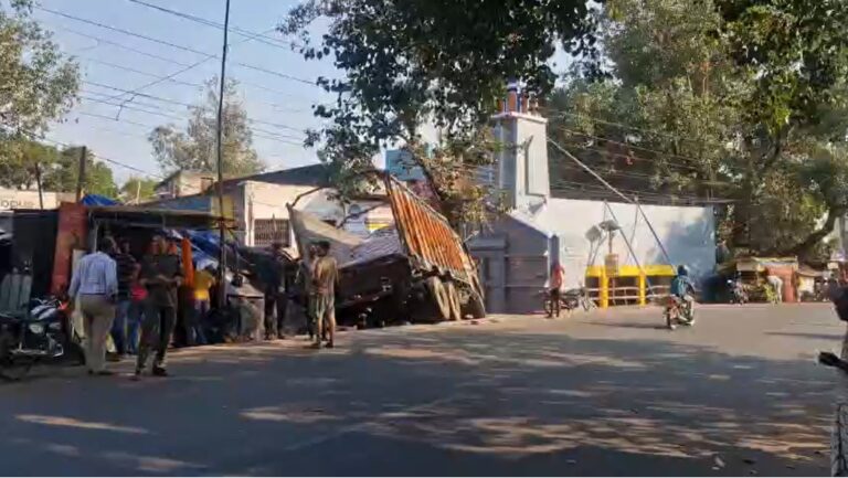 Jamshedpur News : सुंदरनगर चौक में अनियंत्रित ट्रक फल दुकान में घुसा, दुकानदार को भारी नुकसान; बाल-बाल बचे लोग
